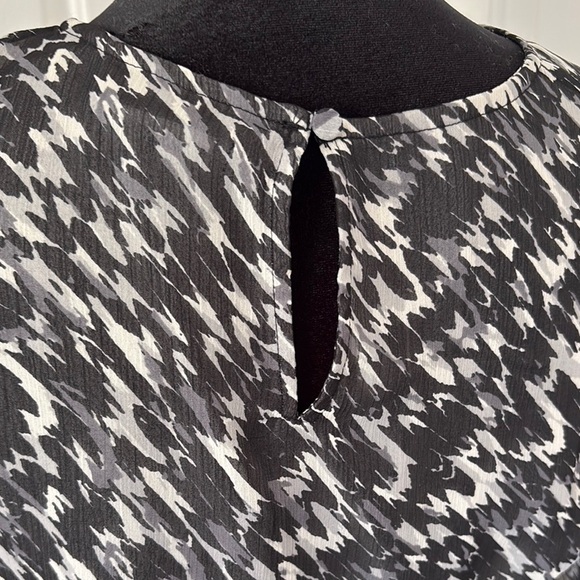 Express NWT Black and White Peplum Long Sleeved Blouse - Picture 5 of 13